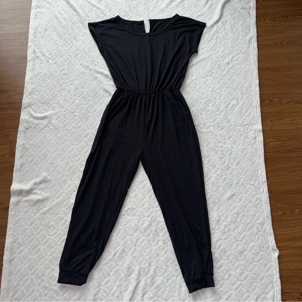 Women’s black flowy one-piece jumpsuit🖤